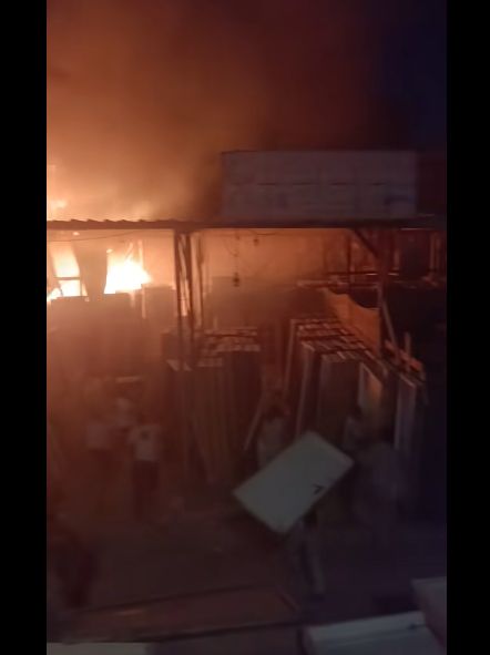 حريق مخازن لبيع السيراميك فى مؤسسة الزكاة بالمرج