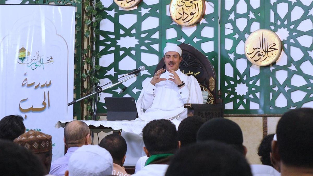 الداعية جابر بغدادي خلال مشاركته بمجالس النور بالحسين