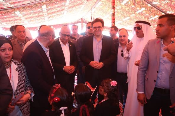 قد تكون صورة ٨ أشخاص، ومِنبر، وحشد ونص