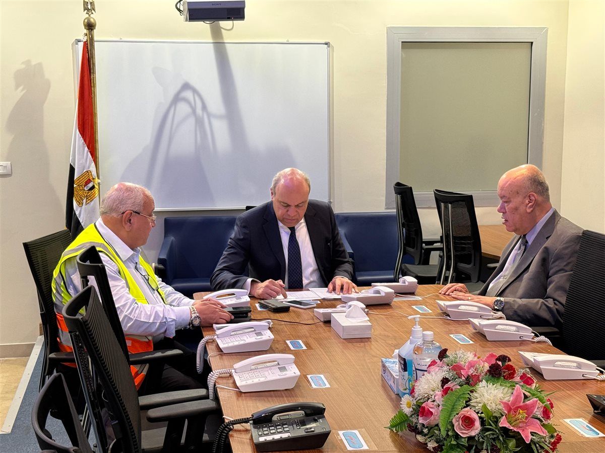 وزير الطيران يتابع موقف التشغيل من داخل غرفة عمليات مطار القاهرة الدولى