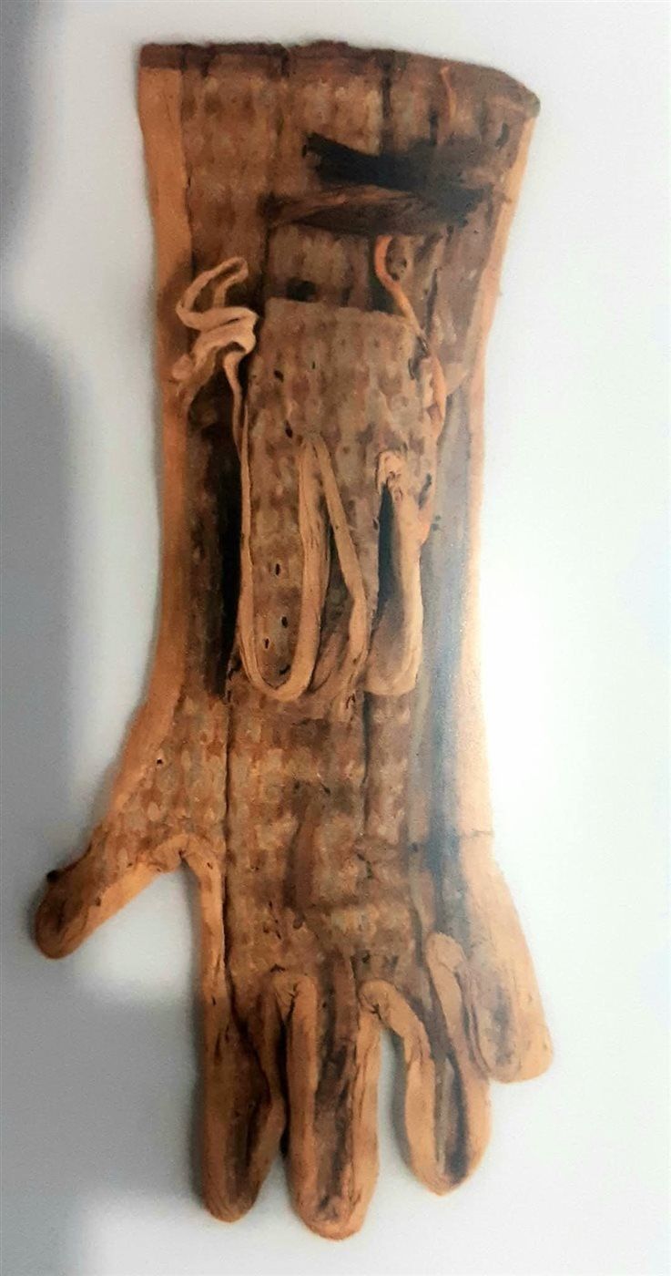 قفازات الملك الذهبي