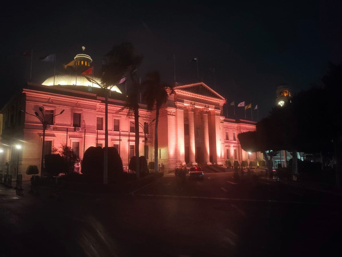 جامعة القاهرة تضيء مبانيها احتفالًا بالافتتاح التاريخي للمتحف المصري الكبير