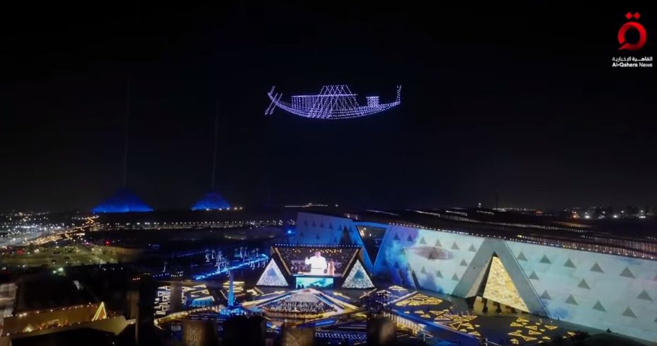 مراكب الملك خوفو تزين سماء القاهرة 
