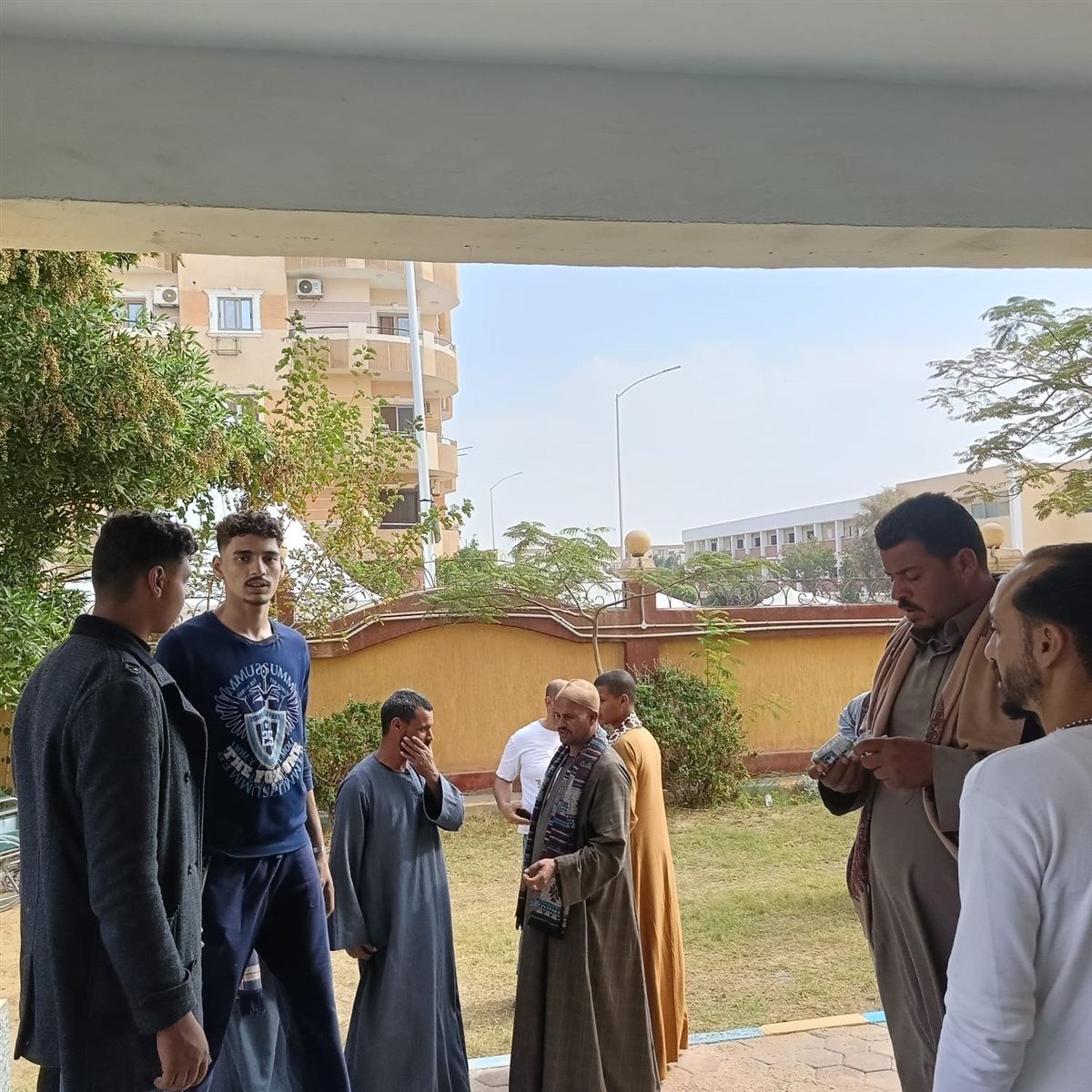 بالزي الصعيدي والعرباوي.. مجموعة رجال يتصدرون مشهد انتخابات مجلس النواب