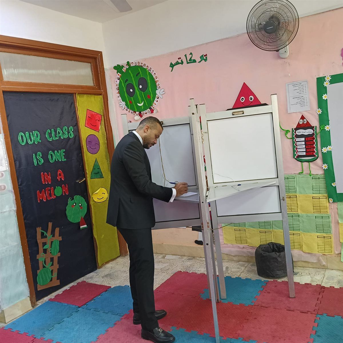 محمد الجارحي عضو مجلس إدارة النادي الاهلي يدلي بصوته في انتخابات النواب