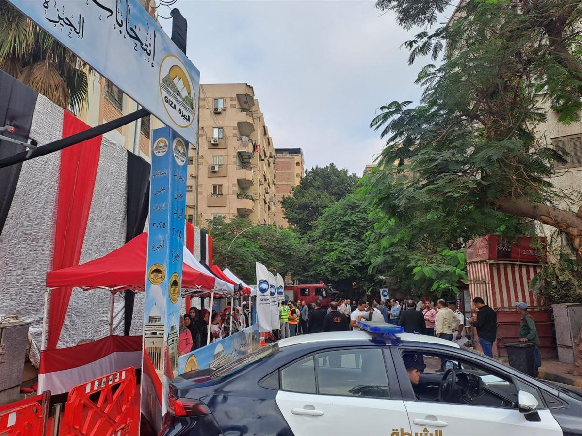 اقبال كثيف على التصويت في انتخابات مجلس النواب بمدرسة الشهيد هشام شتا