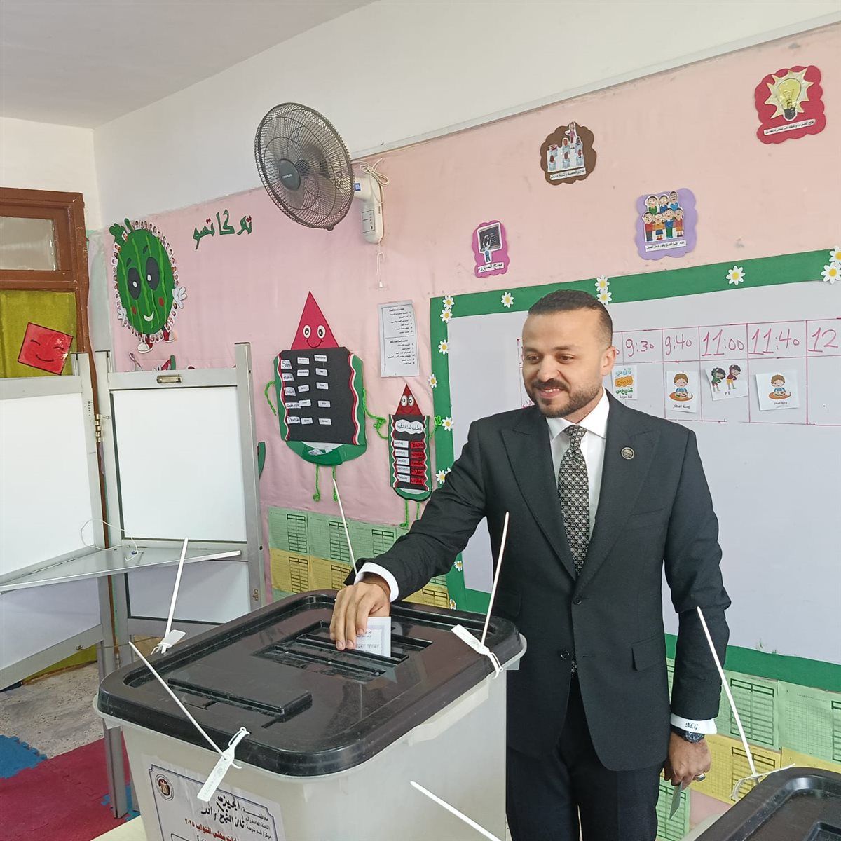 محمد الجارحي عضو مجلس إدارة النادي الاهلي يدلي بصوته في انتخابات النواب