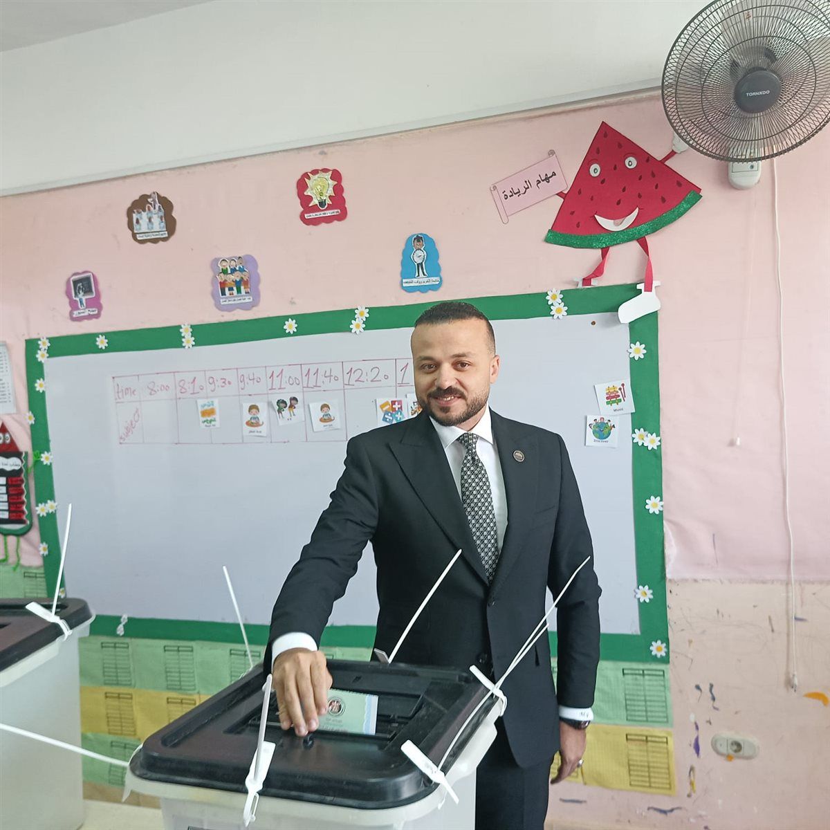 محمد الجارحي عضو مجلس إدارة النادي الاهلي يدلي بصوته في انتخابات النواب