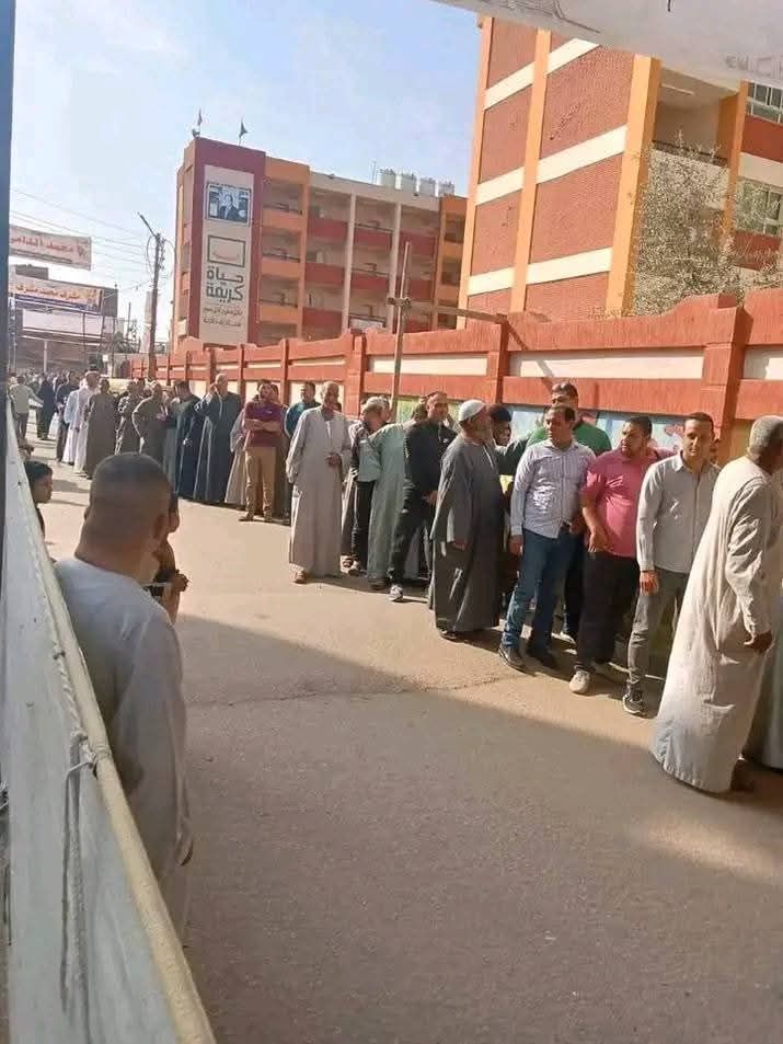 حشود من الناخبين على مقار اللجان الانتخابية بقرية الوفائية بالدلنجات