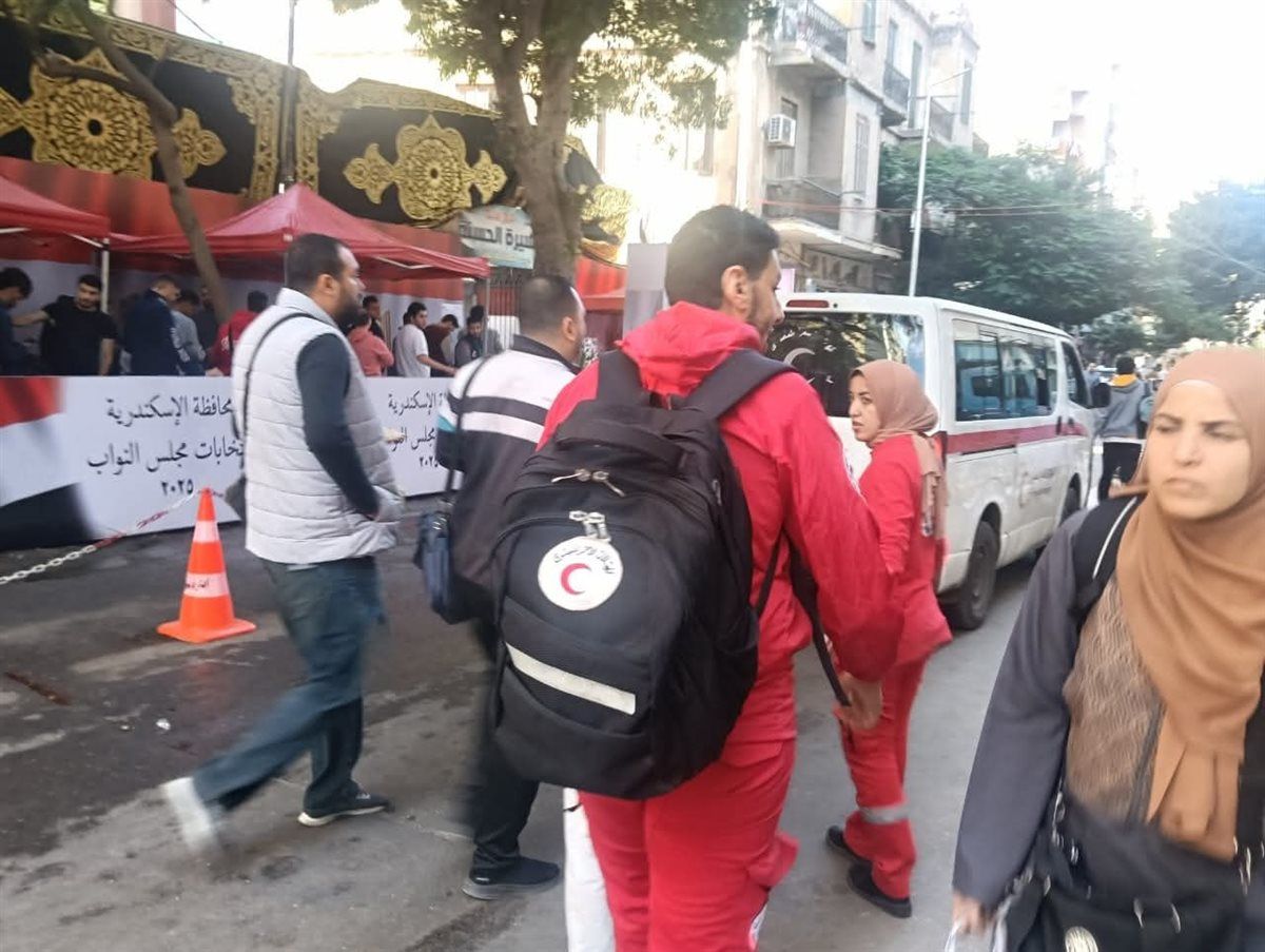 الهلال الاحمر يتفقد لجان انتخابات الإعادة بالرمل شرق الإسكندرية 