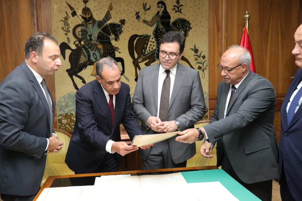وزير الثقافة يسلم وزير الخارجية وثائق تاريخية بعد ترميمها