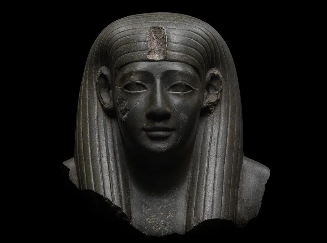 تمثال نصفى لمعبودة مصرية