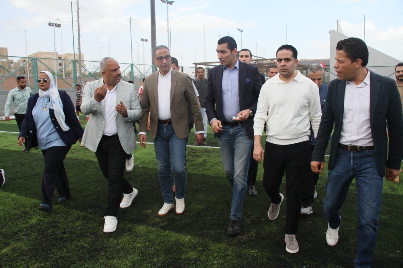 وزير الرياضة ومحافظ الجيزة يفتتحان الإنشاءات الجديدة بزايد (2)