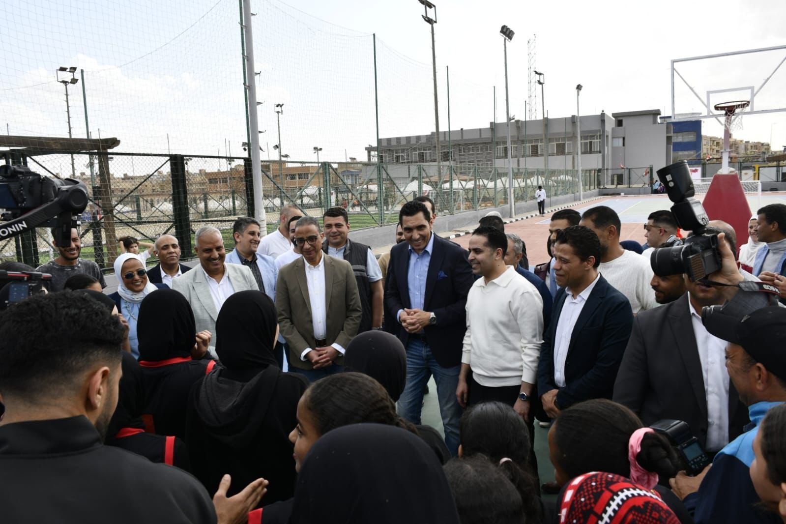 وزير الرياضة ومحافظ الجيزة يفتتحان الإنشاءات الجديدة بزايد (4)
