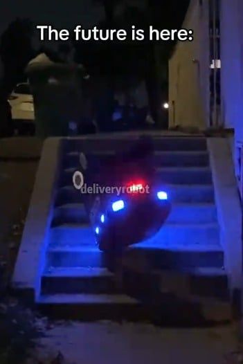 سقوط روبوت من سلم