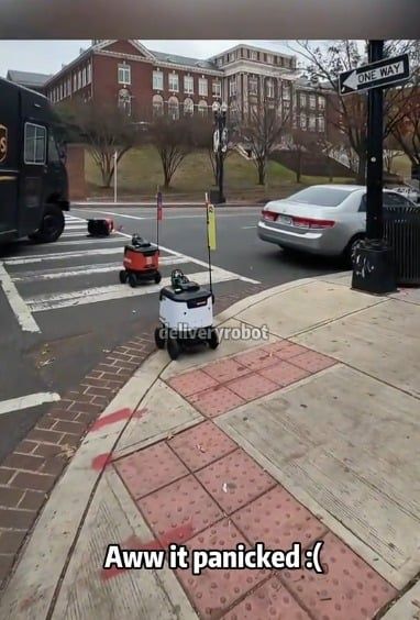 اصطدام سيارة بروبوت صغير