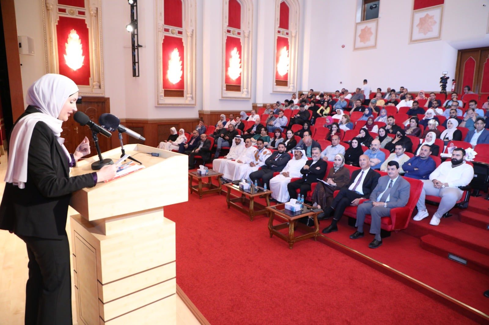 جانب من الأمسية الشعرية