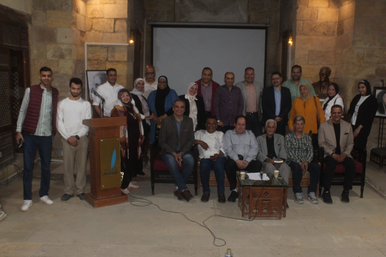 صورة تذكارية لبعض الحضور مع النقاد والمبدع الدكتور يوسف.jfif 2