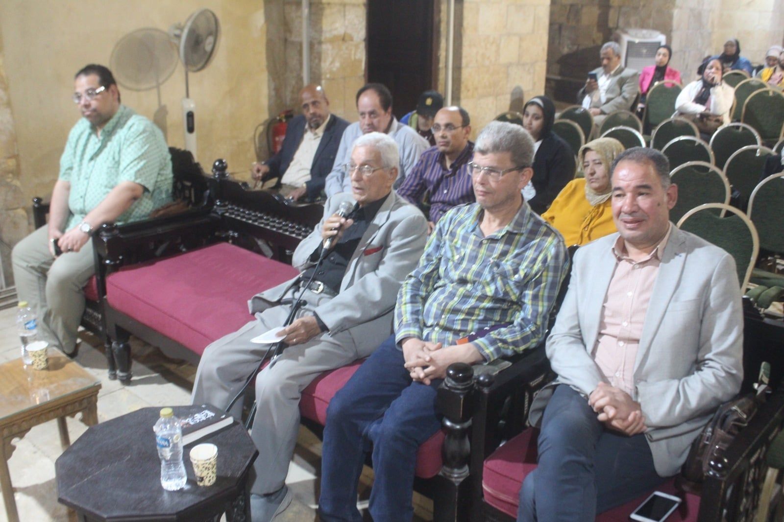 الناقد والمبدع الكبير يتحدث فى الندوة