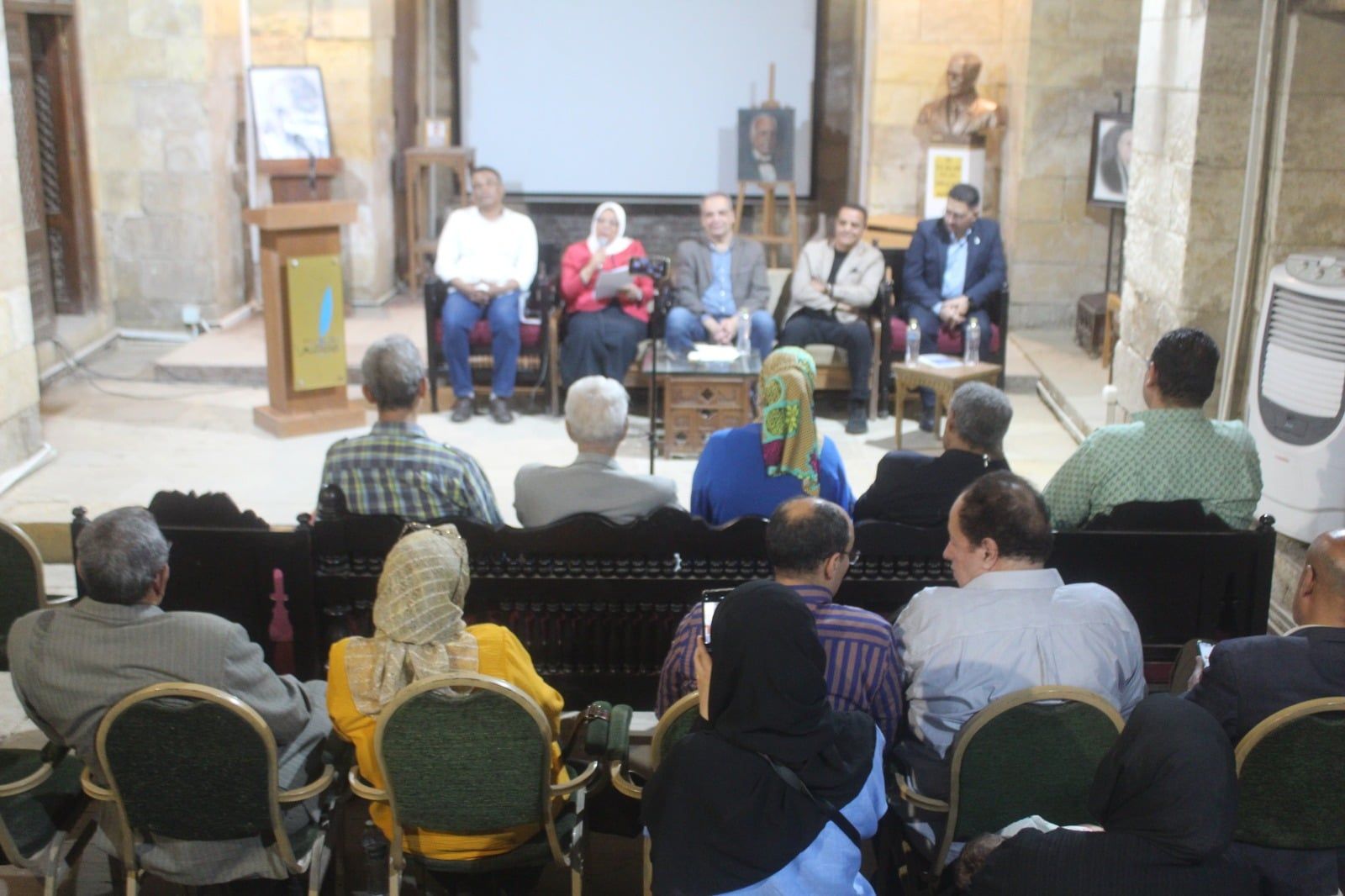 النقاد الحضور