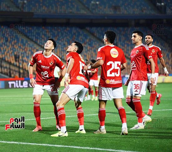 احتفال لاعبى الأهلى بهدف بن شرقى