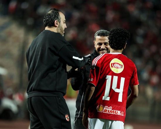 احتفال حسين الشحات مع الجهاز الفنى