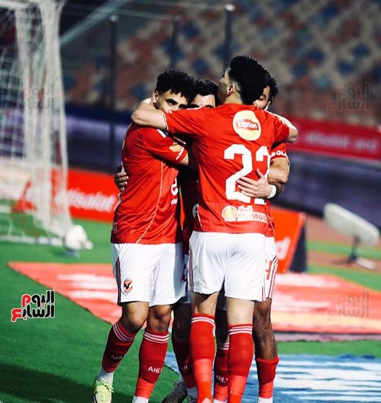 احتفال لاعبى الأهلى بهدف بن شرقى (2)