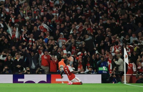 احتفال ساكا بالهدف الأولى فى شباك أتلتيكو مدريد