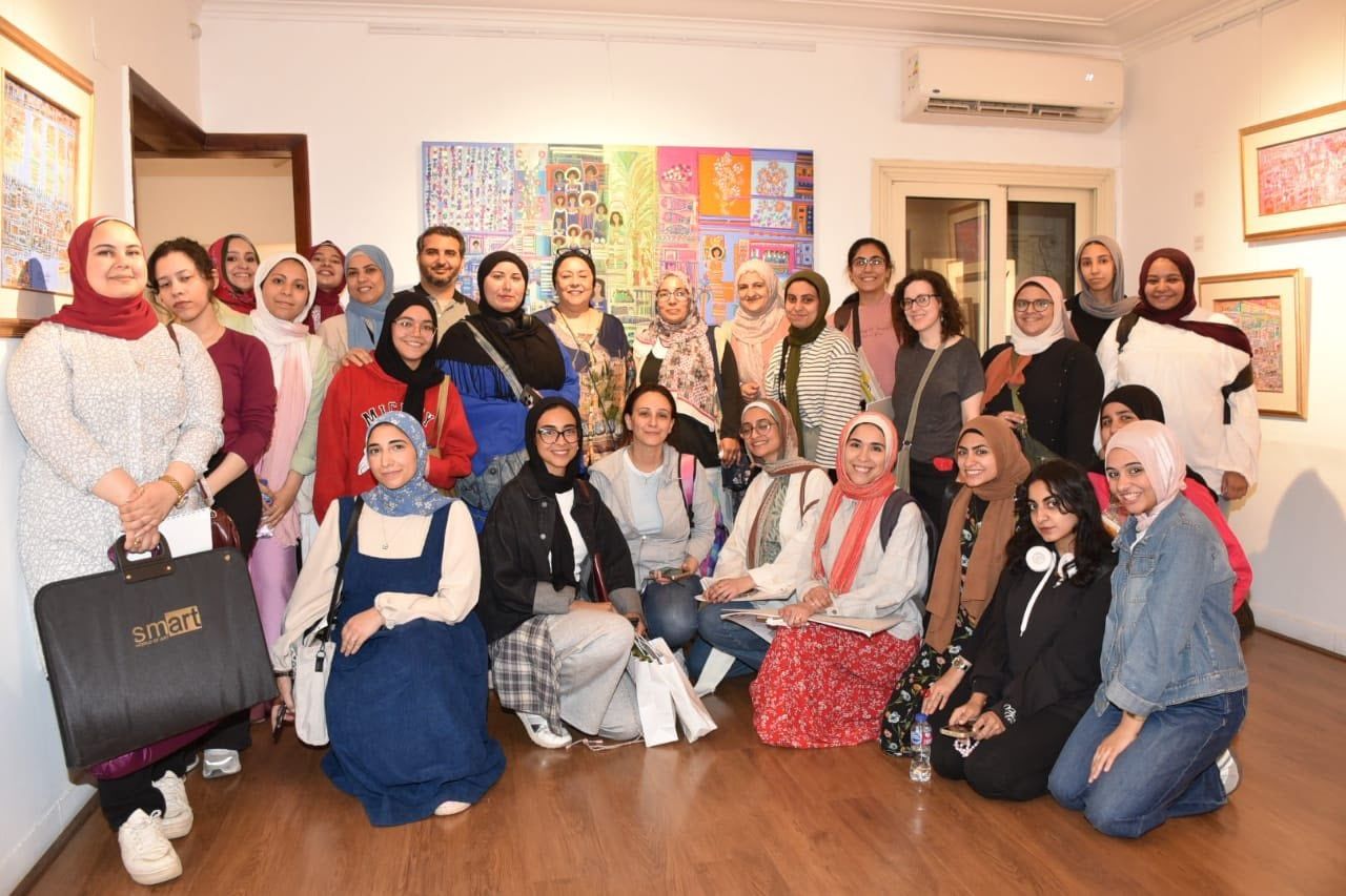 جانب من الحضور بمعرض حواديت للفنانة صفية القبانى (4) جانب من الحضور بمعرض حواديت للفنانة صفية القبانى (4)