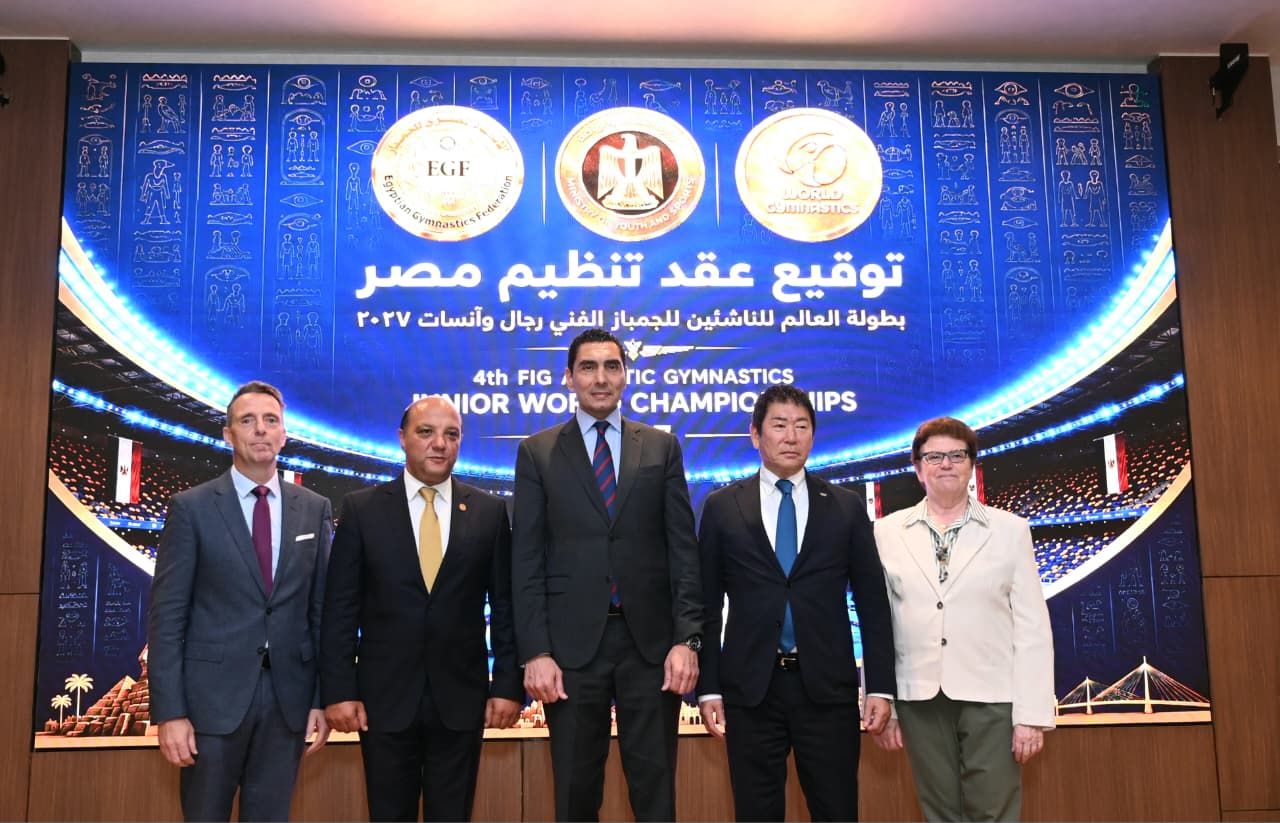 جوهر نبيل مع إيهاب أمين ومسئولي الاتحاد الدولي للجمباز