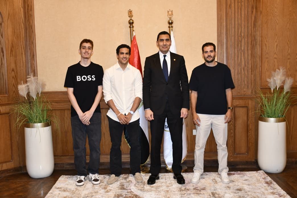 وزير الرياضة مع نجوم الإسكواش