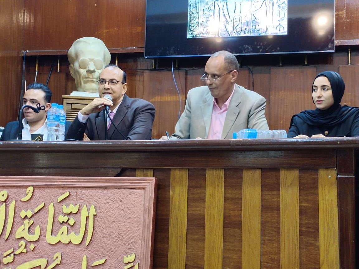 المتحدثين بالندوة