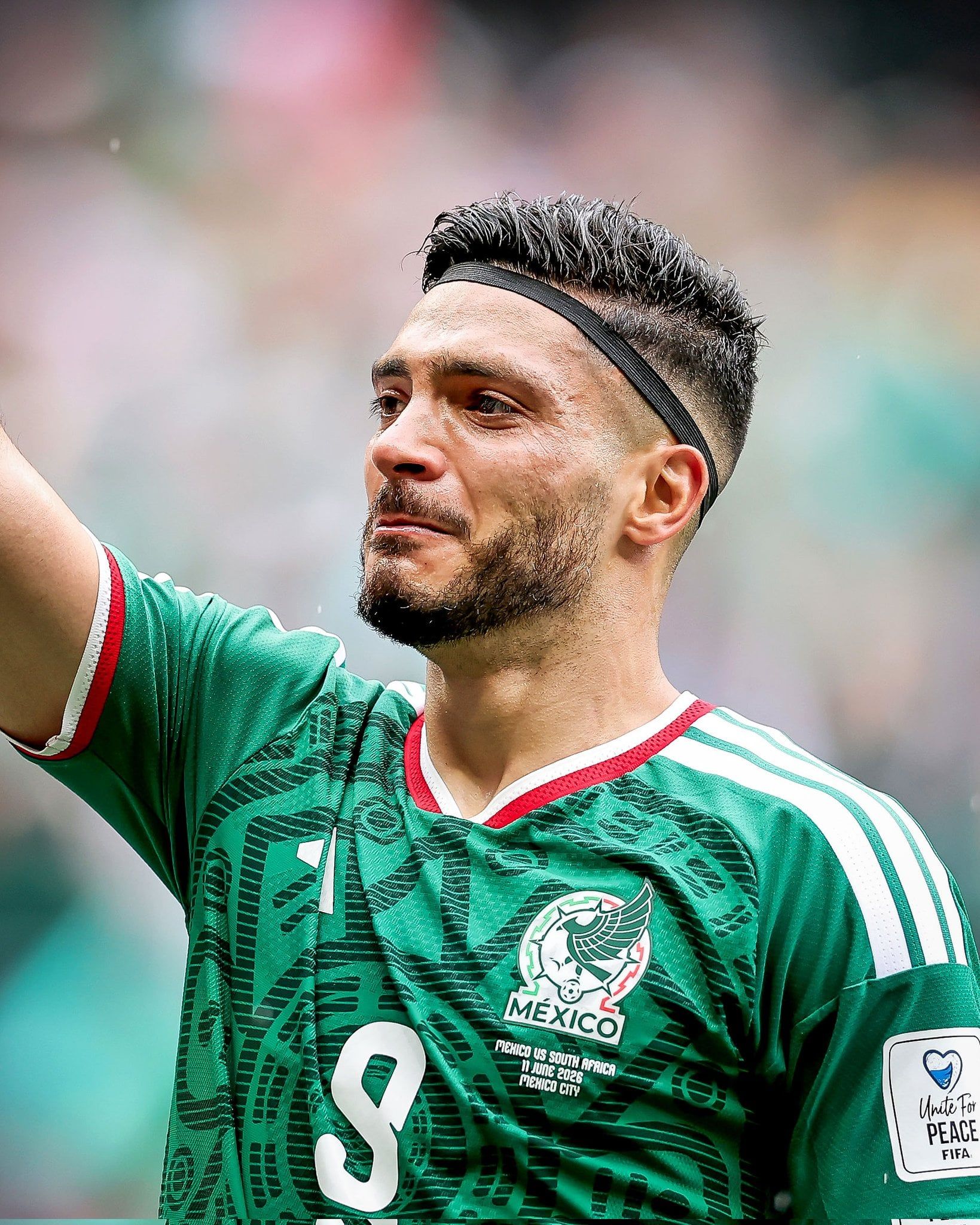 بكاء راؤول خيمينيز نجم منتخب المكسيك بكاء راؤول خيمينيز نجم منتخب المكسيك