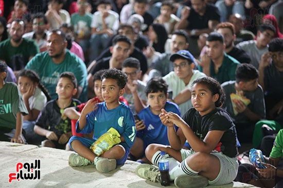 الجماهير المصرية تشاهد مباراة مصر وبلجيكا بمركز شباب الجزيرة