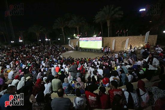 الجمهور يشاهد المباراة من نادى الجزيرة