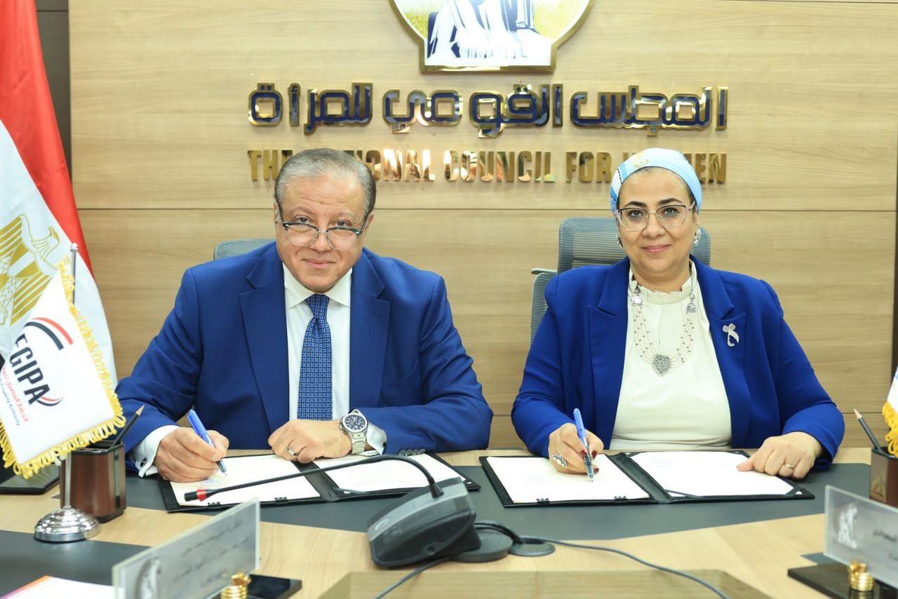 أثناء توقيع البروتوكول