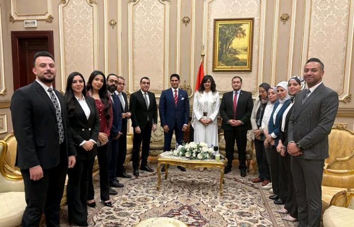 "الشعب
      الجمهوري"
      ينظم
      زيارة
      لمجلس
      الشيوخ
      لتعزيز
      الوعي
      السياسي
      لدى
      الشباب