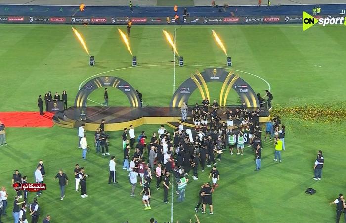 سيراميكا
      كليوباترا
      بطل
      كأس
      عاصمة
      مصر
      يتسلم
      جائزة
      الـ10
      ملايين
      جنيه