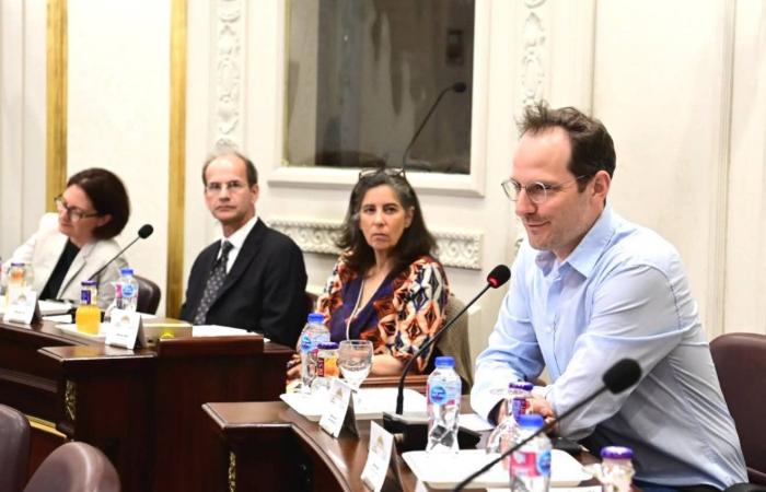 حقوق
      إنسان
      النواب
      تبحث
      مع
      وفد
      الحوار
      المصري–الألماني
      سبل
      تعزيز
      العدالة
      والمواطنة