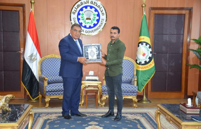 محافظ
      الدقهلية
      يخلّد
      ذكرى
      شهيد
      الشهامة
      بإطلاق
      اسمه
      على
      مدرسة
      قريته