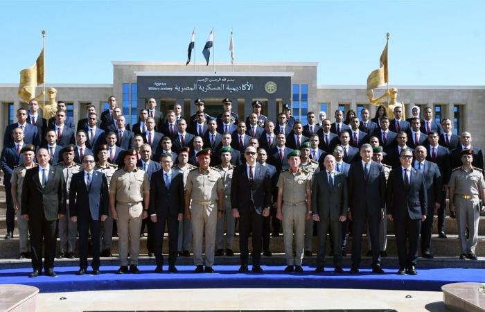 الأكاديمية
      العسكرية
      تحتفل
      بخريجي
      الدورة
      التدريبية
      الرابعة
      لأعضاء
      الرقابة
      الإدارية..
      صور