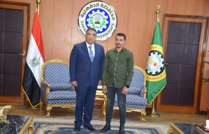 محافظ
      الدقهلية
      يخلّد
      ذكرى
      شهيد
      الشهامة
      بإطلاق
      اسمه
      على
      مدرسة
      قريته