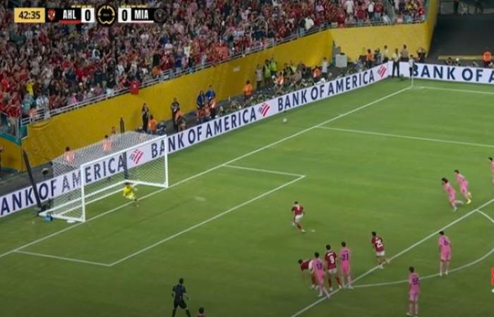 كأس
      العالم
      للأندية:
      محمود
      حسن
      تريزيجيه
      يهدر
      ركلة
      جزاء
      للأهلي
      في
      الدقيقة
      42