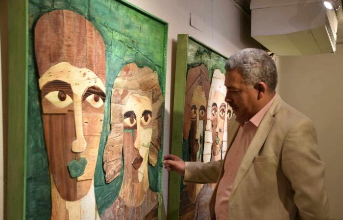 عن
      معرضه
      «أثر
      مكتشف..
      متهالك
      شديد
      القدم»..
      الفنان
      هاني
      مجلي
      الفقي
      لـ«البوابة
      نيوز»:
      التجريب
      بخامة
      الخشب
      مغامرة
      إبداعية
      جديدة