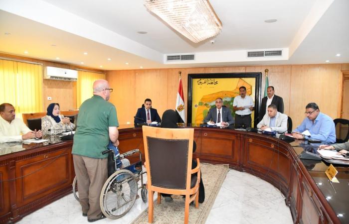 محافظ
      الفيوم
      يوجه
      بتوفير
      مساعدات
      مالية
      ومعاشات
      للحالات
      الأولى
      بالرعاية