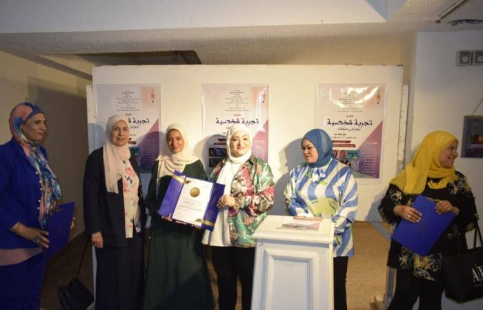 قصور
      الثقافة
      تفتتح
      معرض
      "تجربة
      شخصية"
      بالمنيا
      ضمن
      مشروع
      المعارض
      الطوافة..
      صور