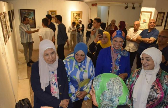 قصور
      الثقافة
      تفتتح
      معرض
      "تجربة
      شخصية"
      بالمنيا
      ضمن
      مشروع
      المعارض
      الطوافة..
      صور