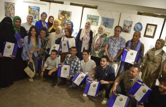قصور
      الثقافة
      تفتتح
      معرض
      "تجربة
      شخصية"
      بالمنيا
      ضمن
      مشروع
      المعارض
      الطوافة..
      صور