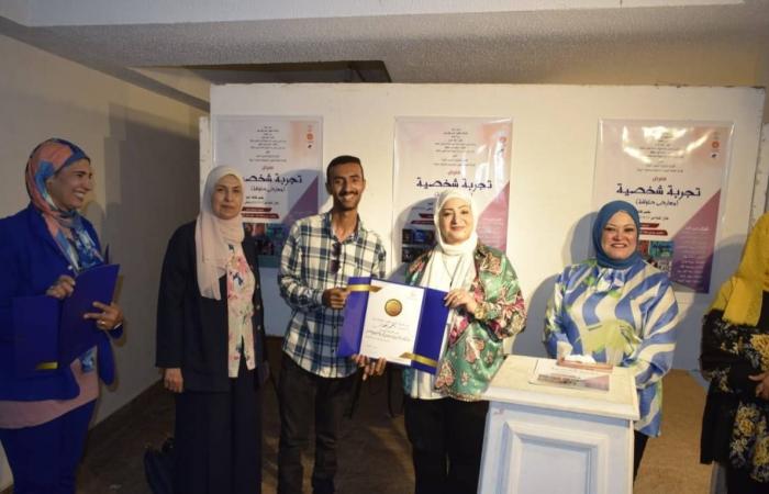 قصور
      الثقافة
      تفتتح
      معرض
      "تجربة
      شخصية"
      بالمنيا
      ضمن
      مشروع
      المعارض
      الطوافة..
      صور