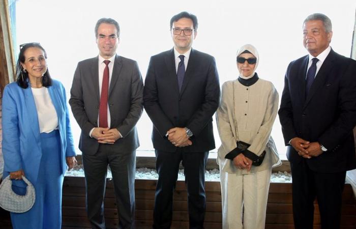 وزير
      الثقافة
      يشارك
      في
      إزاحة
      الستار
      عن
      "استديو
      نجيب
      محفوظ"
      بماسبيرو